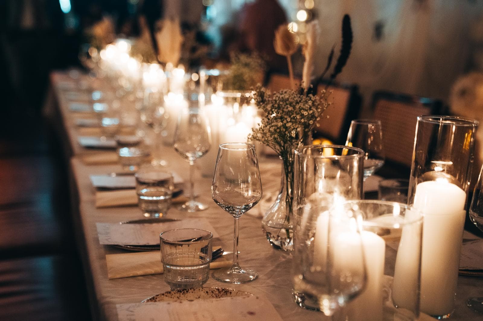Romantisk borddekorasjon til bryllup og forlovelse – EventStories